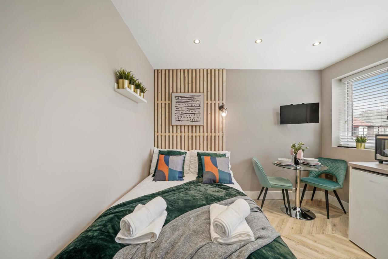 Boutique Heathrow Studio'S - Parking - Garden Apartment Harmondsworth ภายนอก รูปภาพ