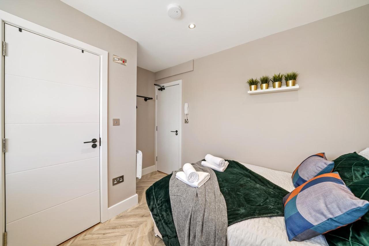 Boutique Heathrow Studio'S - Parking - Garden Apartment Harmondsworth ภายนอก รูปภาพ